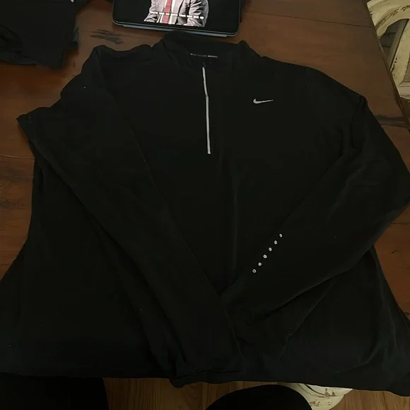 Nike women’s Drifit Zip Up - Picture 3 of 5